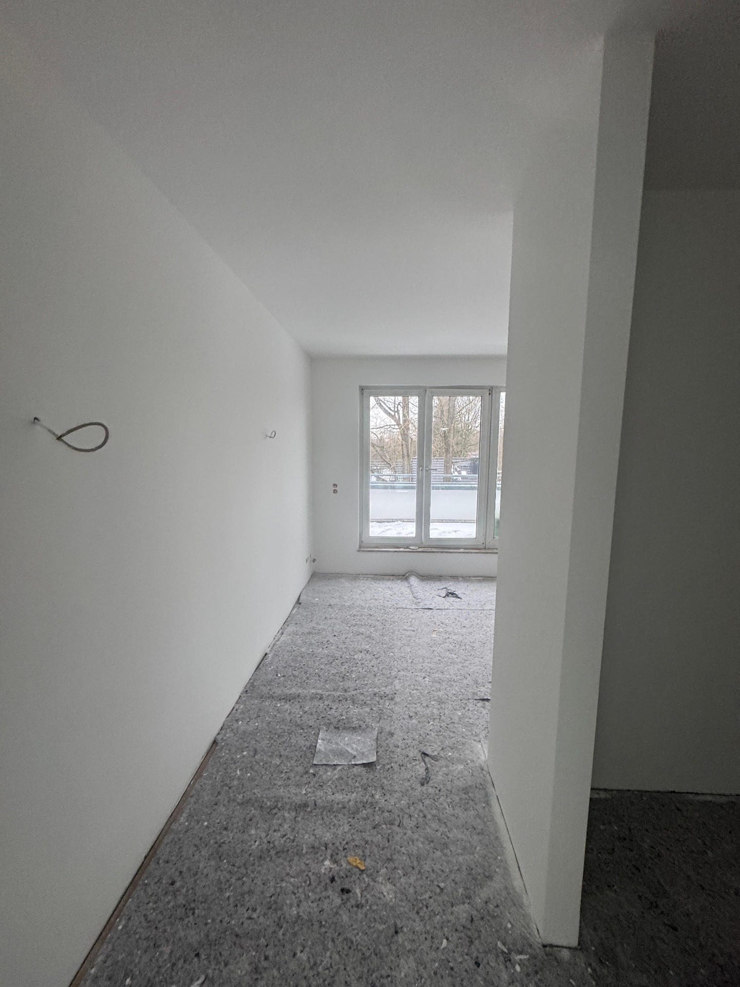 Frisch sanierte Räume mit weißen Wänden und neuem Bodenbelag